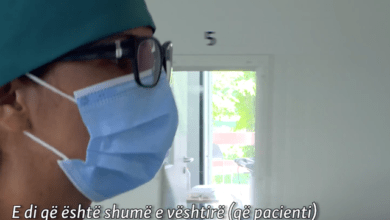 Të punosh vullnetare aty ku COVID-19 po merr jetë, rrëfimi prekës i mjekes kosovare (VIDEO) Të punosh vullnetare aty ku COVID-19 po merr jetë, rrëfimi prekës i mjekes kosovare (VIDEO)