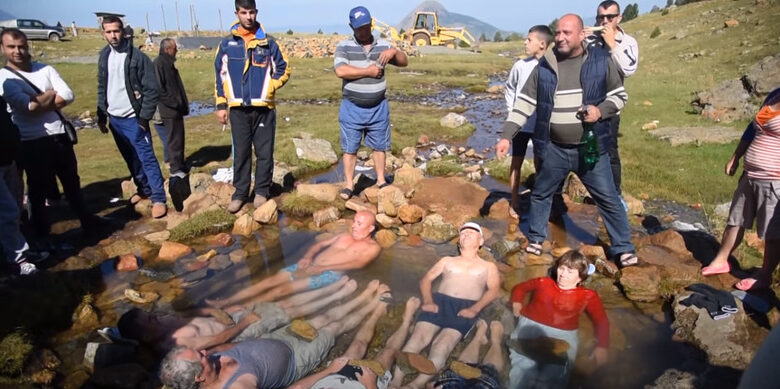 Liqeni i zi i mrekullive që shëron qindra sëmundje dhe gjendet në këtë qytet të Shqipërisë, ka veti të jashtëzakonshme Liqeni i zi i mrekullive që shëron qindra sëmundje dhe gjendet në këtë qytet të Shqipërisë, ka veti të jashtëzakonshme