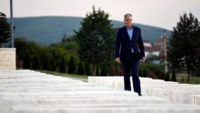Akuzat për krime lufte/ Dy ditë para Hagës, Thaçi jep mesazh nga varri i Adem Jasharit: Dielli do të lindë sërish Akuzat për krime lufte/ Dy ditë para Hagës, Thaçi jep mesazh nga varri i Adem Jasharit: Dielli do të lindë sërish
