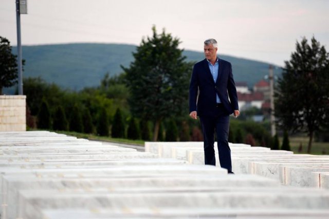 Akuzat për krime lufte/ Dy ditë para Hagës, Thaçi jep mesazh nga varri i Adem Jasharit: Dielli do të lindë sërish Akuzat për krime lufte/ Dy ditë para Hagës, Thaçi jep mesazh nga varri i Adem Jasharit: Dielli do të lindë sërish