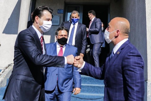Basha takon Haradinajn: Shqipëria të ndihmojë Kosovën, por jo të flasë në emër të saj Basha takon Haradinajn: Shqipëria të ndihmojë Kosovën, por jo të flasë në emër të saj
