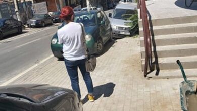 E prekur me koronavirus, deputetja shqiptare thyen rregullin dhe del në rrugë E prekur me koronavirus, deputetja shqiptare thyen rregullin dhe del në rrugë
