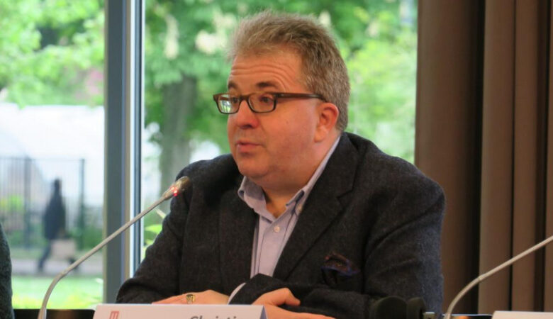 Eksperti francez: Kosova e Serbia nuk mund të anëtarësohen në BE pa e njohur sovranitetin e njëra-tjetrës Eksperti francez: Kosova e Serbia nuk mund të anëtarësohen në BE pa e njohur sovranitetin e njëra-tjetrës