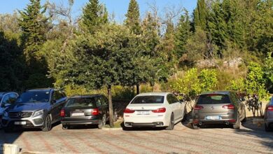 FOTO: Nga 6 makina të parkuara në këtë hotel të Dhërmiut 5 janë me targa të… Fotot që tregojnë çfarë po ndodh me turizmin këtë vit në jug FOTO: Nga 6 makina të parkuara në këtë hotel të Dhërmiut 5 janë me targa të… Fotot që tregojnë çfarë po ndodh me turizmin këtë vit në jug