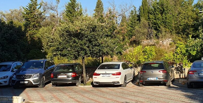 FOTO: Nga 6 makina të parkuara në këtë hotel të Dhërmiut 5 janë me targa të… Fotot që tregojnë çfarë po ndodh me turizmin këtë vit në jug FOTO: Nga 6 makina të parkuara në këtë hotel të Dhërmiut 5 janë me targa të… Fotot që tregojnë çfarë po ndodh me turizmin këtë vit në jug