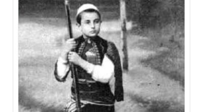 Çmenden serbët pasi deputeti nga Mali i Zi, ka shpërndarë një fotografi ku thotë se është Princi Pavle i Jugosllavisë, në veshje tradicionale shqiptare Çmenden serbët pasi deputeti nga Mali i Zi, ka shpërndarë një fotografi ku thotë se është Princi Pavle i Jugosllavisë, në veshje tradicionale shqiptare