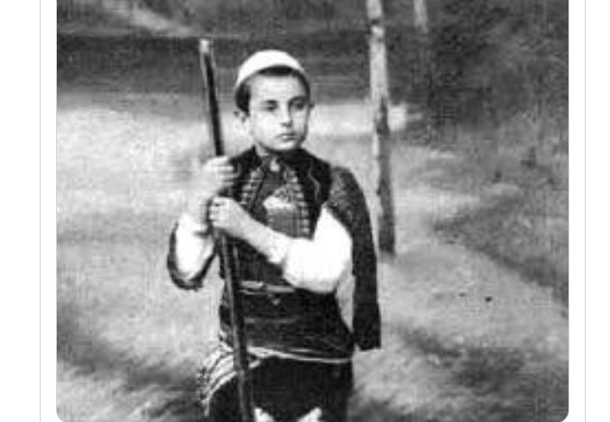 Çmenden serbët pasi deputeti nga Mali i Zi, ka shpërndarë një fotografi ku thotë se është Princi Pavle i Jugosllavisë, në veshje tradicionale shqiptare Çmenden serbët pasi deputeti nga Mali i Zi, ka shpërndarë një fotografi ku thotë se është Princi Pavle i Jugosllavisë, në veshje tradicionale shqiptare
