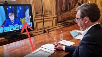 FOTO/ Merkel me flamurin e Kosovës në krah, komunikon me Vuçiç: Rruga e vetme, njohja e Kosovës. Surrati i Vuçiç i kuq si spec nga nervat FOTO/ Merkel me flamurin e Kosovës në krah, komunikon me Vuçiç: Rruga e vetme, njohja e Kosovës. Surrati i Vuçiç i kuq si spec nga nervat