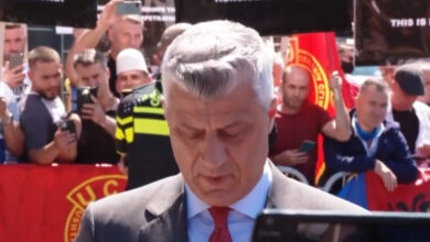 Me makinë nga Kosova në Hagë, kush është i riu që mbështet Thaçin para Prokurorisë Speciale Me makinë nga Kosova në Hagë, kush është i riu që mbështet Thaçin para Prokurorisë Speciale