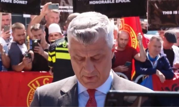 Me makinë nga Kosova në Hagë, kush është i riu që mbështet Thaçin para Prokurorisë Speciale Me makinë nga Kosova në Hagë, kush është i riu që mbështet Thaçin para Prokurorisë Speciale