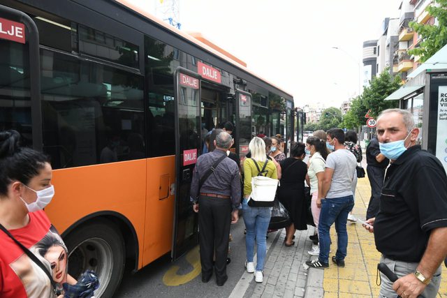 Transporti publik i cunguar zbraz xhepat e shqiptarëve