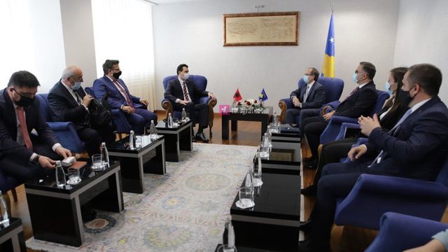 Lulzim Basha zotohet nga Kosova: Sapo të zgjidhem kryeministër do heq taksën e rrugës së Kombit Lulzim Basha zotohet nga Kosova: Sapo të zgjidhem kryeministër do heq taksën e rrugës së Kombit