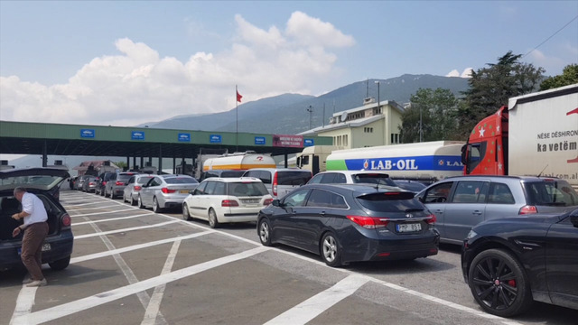 Kosovarët drejt bregdetit shqiptar/ 8 mijë qytetarë kanë kaluar kufitare në Morinës mëngjesin e sotëm Kosovarët drejt bregdetit shqiptar/ 8 mijë qytetarë kanë kaluar kufitare në Morinës mëngjesin e sotëm