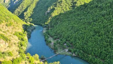 FOTOT: Drini i Zi, atraksion i ri turistik FOTOT: Drini i Zi, atraksion i ri turistik