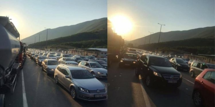 Fundjava rikthen pushuesit kosovarë në bregdetin shqiptar! Deri rreth orës 08:00 kanë hyrë mbi 25 mijë qytetarë Fundjava rikthen pushuesit kosovarë në bregdetin shqiptar! Deri rreth orës 08:00 kanë hyrë mbi 25 mijë qytetarë