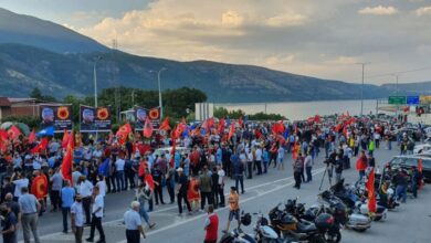 VIDEO: Hashim Thaçi pritet me këngë e valle si hero nga qindra persona në Morinë VIDEO: Hashim Thaçi pritet me këngë e valle si hero nga qindra persona në Morinë