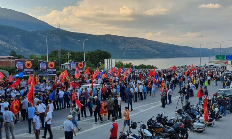 VIDEO: Hashim Thaçi pritet me këngë e valle si hero nga qindra persona në Morinë VIDEO: Hashim Thaçi pritet me këngë e valle si hero nga qindra persona në Morinë