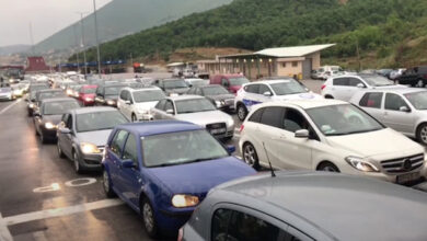 Ardhja e emigrantëve për festa/ Fluks i lartë makinash në të dyja anët e kufirit Shqipëri-Kosovë (VIDEO)
