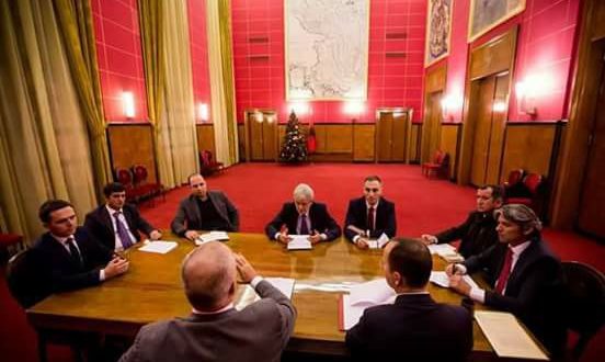 A do të bashkohen shqiptarët në Maqedoni për ta bërë kryeministrin e parë shqiptar? A do të bashkohen shqiptarët në Maqedoni për ta bërë kryeministrin e parë shqiptar?