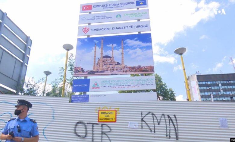 Debate të forta e protestë rreth xhamisë së re në Prishtinë Debate të forta e protestë rreth xhamisë së re në Prishtinë