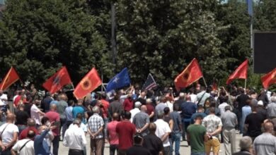 Protesta kundër aktakuzës në Kosovë, veteranët e luftës dhe ish-të burgosur ngrihen në gjithë vendin Protesta kundër aktakuzës në Kosovë, veteranët e luftës dhe ish-të burgosur ngrihen në gjithë vendin