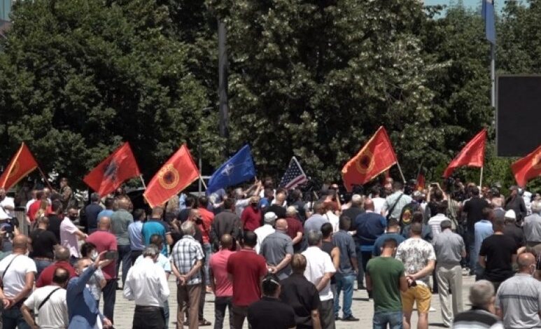 Protesta kundër aktakuzës në Kosovë, veteranët e luftës dhe ish-të burgosur ngrihen në gjithë vendin Protesta kundër aktakuzës në Kosovë, veteranët e luftës dhe ish-të burgosur ngrihen në gjithë vendin