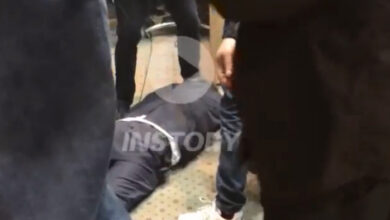 Dalin pamjet e tmerrshme të rrahjes brutale të deputetit shqiptar nga huliganët maqedonas (VIDEO) Dalin pamjet e tmerrshme të rrahjes brutale të deputetit shqiptar nga huliganët maqedonas (VIDEO)