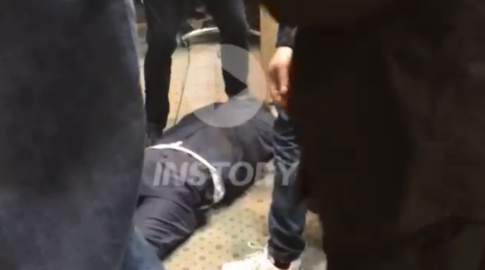 Dalin pamjet e tmerrshme të rrahjes brutale të deputetit shqiptar nga huliganët maqedonas (VIDEO) Dalin pamjet e tmerrshme të rrahjes brutale të deputetit shqiptar nga huliganët maqedonas (VIDEO)