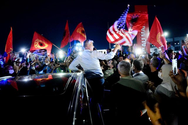 Rikthimi i Hashim Thaçit nga Haga provokon një ndryshim politik në Prishtinë Rikthimi i Hashim Thaçit nga Haga provokon një ndryshim politik në Prishtinë