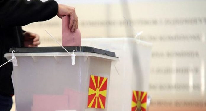 Mbyllen votimet në Maqedoninë e Veriut/ Morën pjesë mbi 50% e votuesve, ja kush favorizohet nga sondazhet e para Mbyllen votimet në Maqedoninë e Veriut/ Morën pjesë mbi 50% e votuesve, ja kush favorizohet nga sondazhet e para