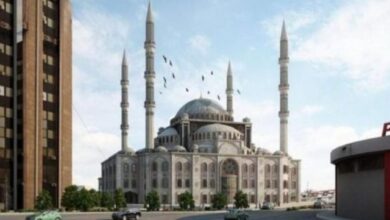 Ish-ushtari i UÇK organizon protestë kundër ndërtimit të xhamisë në Prishtinë Ish-ushtari i UÇK organizon protestë kundër ndërtimit të xhamisë në Prishtinë