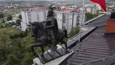 Statuja e Skënderbeut vendoset mbi kulmin e një ndërtese në Skënderaj Statuja e Skënderbeut vendoset mbi kulmin e një ndërtese në Skënderaj