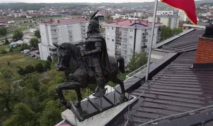 Statuja e Skënderbeut vendoset mbi kulmin e një ndërtese në Skënderaj Statuja e Skënderbeut vendoset mbi kulmin e një ndërtese në Skënderaj