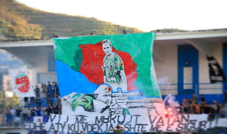 Tifozët shqiptarë motivojnë Tiranën me koreografi të komandantit të UÇK-së para ndeshjes me Crvena Zvezdën Tifozët shqiptarë motivojnë Tiranën me koreografi të komandantit të UÇK-së para ndeshjes me Crvena Zvezdën