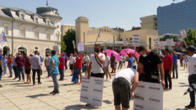 Qeveria e Kosovës vendosi mbylljen e pishinave, pronarët në protestë: Nëse nuk ndryshon vendimi, do të bllokojmë kufirin me Shqipërinë Qeveria e Kosovës vendosi mbylljen e pishinave, pronarët në protestë: Nëse nuk ndryshon vendimi, do të bllokojmë kufirin me Shqipërinë