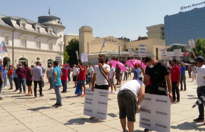 Qeveria e Kosovës vendosi mbylljen e pishinave, pronarët në protestë: Nëse nuk ndryshon vendimi, do të bllokojmë kufirin me Shqipërinë Qeveria e Kosovës vendosi mbylljen e pishinave, pronarët në protestë: Nëse nuk ndryshon vendimi, do të bllokojmë kufirin me Shqipërinë