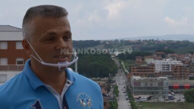 VIDEO/ Mërgimtari vendos Skënderbeun në kulm të ndërtesës VIDEO/ Mërgimtari vendos Skënderbeun në kulm të ndërtesës