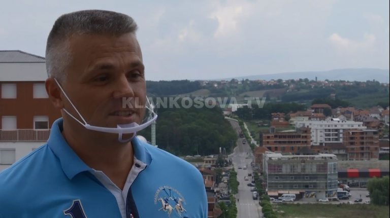 VIDEO/ Mërgimtari vendos Skënderbeun në kulm të ndërtesës VIDEO/ Mërgimtari vendos Skënderbeun në kulm të ndërtesës