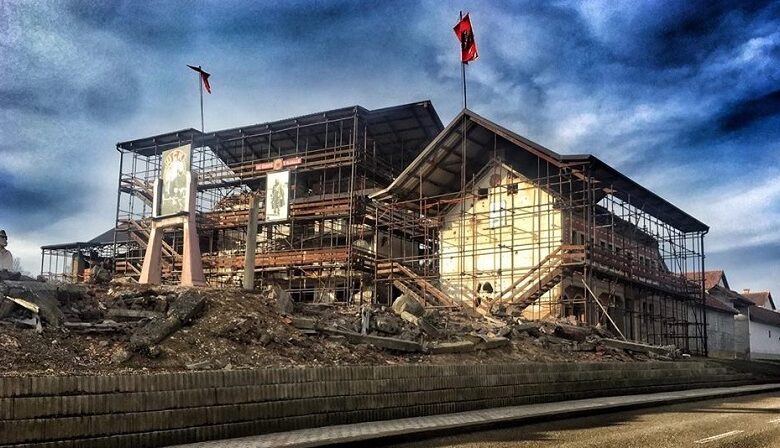 25 vjet nga sulmi i dytë i Serbisë ndaj familjes Jashari në Prekaz 25 vjet nga sulmi i dytë i Serbisë ndaj familjes Jashari në Prekaz