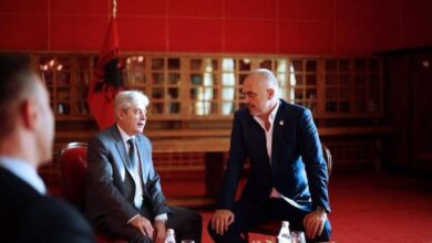 Tirana zyrtare “bekon” një koalicion të ri mes Ali Ahmetit dhe Zoran Zaevit Tirana zyrtare “bekon” një koalicion të ri mes Ali Ahmetit dhe Zoran Zaevit