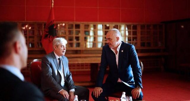 Tirana zyrtare “bekon” një koalicion të ri mes Ali Ahmetit dhe Zoran Zaevit Tirana zyrtare “bekon” një koalicion të ri mes Ali Ahmetit dhe Zoran Zaevit