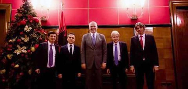 Shansi i fundit: Tirana zyrtare të ndihmojë bashkimin faktorit shqiptar në Shkup Shansi i fundit: Tirana zyrtare të ndihmojë bashkimin faktorit shqiptar në Shkup