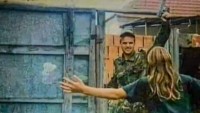 Takimi i motrës me vëllanë ushtar të UÇK’së, një nga imazhet më prekëse nga lufta Takimi i motrës me vëllanë ushtar të UÇK’së, një nga imazhet më prekëse nga lufta