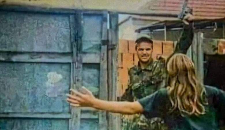 Takimi i motrës me vëllanë ushtar të UÇK’së, një nga imazhet më prekëse nga lufta Takimi i motrës me vëllanë ushtar të UÇK’së, një nga imazhet më prekëse nga lufta