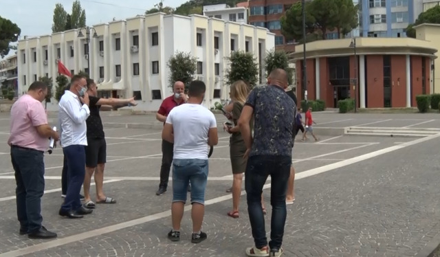 Pronarët e lokaleve të dasmave në Lezhë protestojnë: Të tjerëve po u lejojnë aktivitetin, po na marrin klientët
