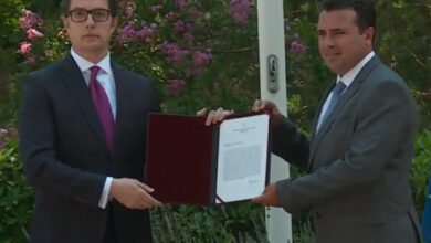 Zaev merr mandatin për formimin e qeverisë së re: Ka 20 ditë kohë t’i bindë partitë shqiptare Zaev merr mandatin për formimin e qeverisë së re: Ka 20 ditë kohë t’i bindë partitë shqiptare