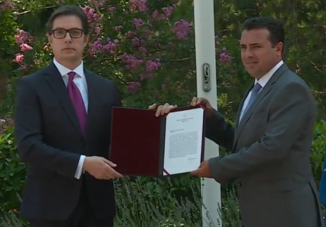 Zaev merr mandatin për formimin e qeverisë së re: Ka 20 ditë kohë t’i bindë partitë shqiptare Zaev merr mandatin për formimin e qeverisë së re: Ka 20 ditë kohë t’i bindë partitë shqiptare