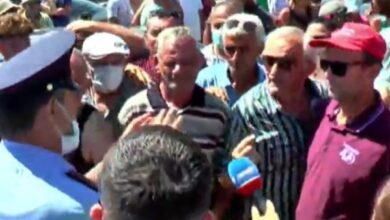 Revoltë e torturë në Kakavijë, qytetarët shqiptarë nuk durojnë më, rrethojnë drejtorin e Kufirit dhe s’e lënë të marrë ‘frymë’