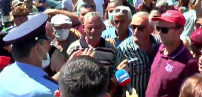Revoltë e torturë në Kakavijë, qytetarët shqiptarë nuk durojnë më, rrethojnë drejtorin e Kufirit dhe s’e lënë të marrë ‘frymë’