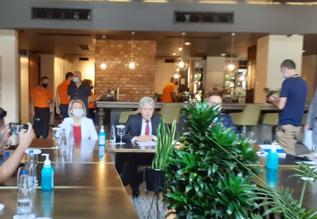 Dështon tryeza mes liderëve shqiptarëve, Ahmeti: I keqardhur, ftesa ime kishte këtë qëllim Dështon tryeza mes liderëve shqiptarëve, Ahmeti: I keqardhur, ftesa ime kishte këtë qëllim